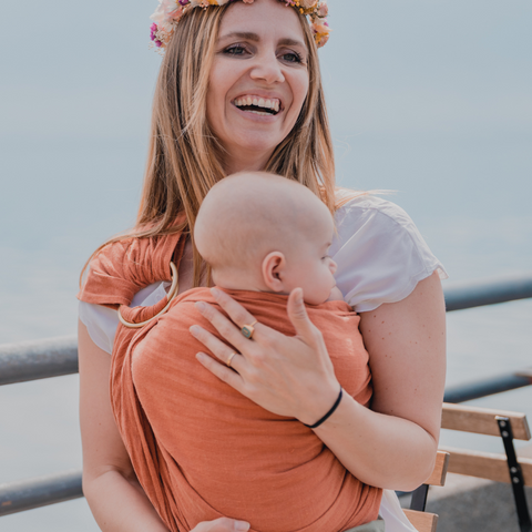 Ring Sling Tragetuch – Ergonomisch & aus Leinen – Farbe Terracotta
