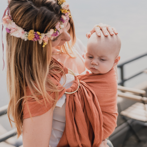 Ring Sling Tragetuch – Ergonomisch & aus Leinen – Farbe Terracotta